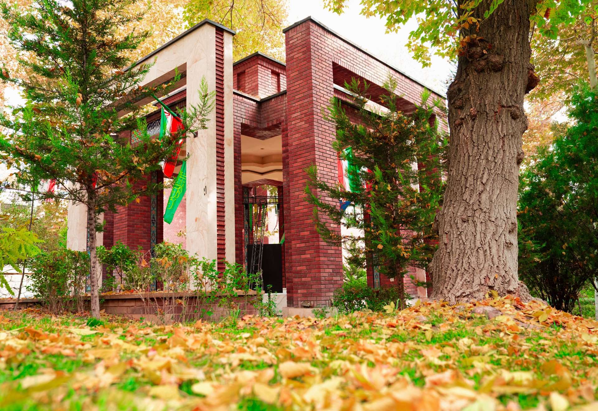 مقبره شهدای گمنام  در پاییز دانشگاه